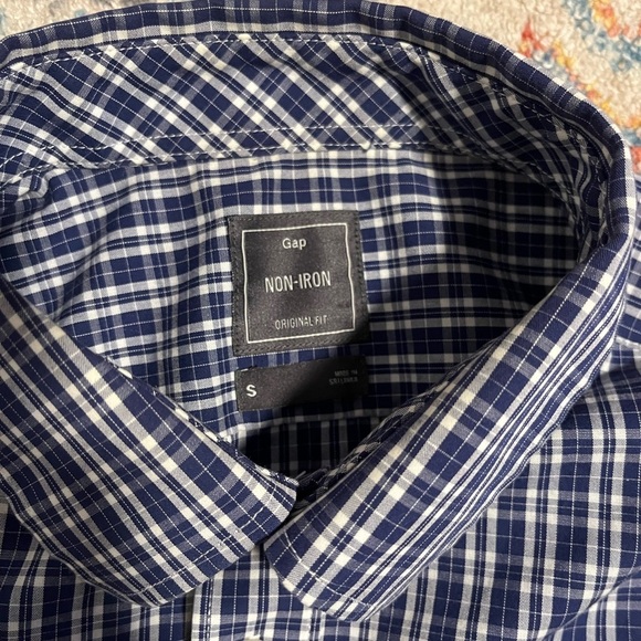 GAP non-iron blue and white checked button down - Picture 4 of 6